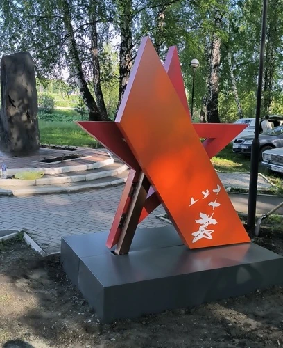 Готовая стелла Звезда с обратной стороны: оранжевая облицовка и белые декоративные элементы